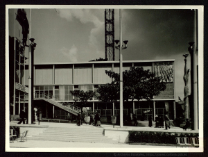 Vista general del pabellón de España en la Exposición Internacional de París.